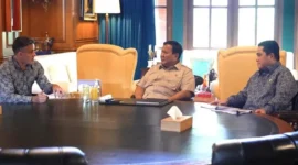 Presiden Prabowo Subianto bertemu Erick Thohir dan pelatih Timnas Indonesia John Herdman di Hambalang untuk membahas strategi dan persiapan menuju Piala Dunia 2030. (Posnews/Ist)