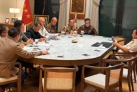 Presiden Prabowo Subianto memimpin rapat bersama sejumlah menteri Kabinet Merah Putih di kediaman Kertanegara Jakarta Selatan membahas peningkatan investasi asing dan hilirisasi nasional. (Posnews/Ist)