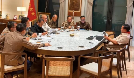 Presiden Prabowo Subianto memimpin rapat bersama sejumlah menteri Kabinet Merah Putih di kediaman Kertanegara Jakarta Selatan membahas peningkatan investasi asing dan hilirisasi nasional.