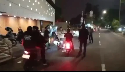 Petugas Polsek Metro Tamansari memeriksa pengendara saat razia dini hari dan mengamankan seorang pria yang membawa obat keras Tramadol dan Hexymer tanpa izin.