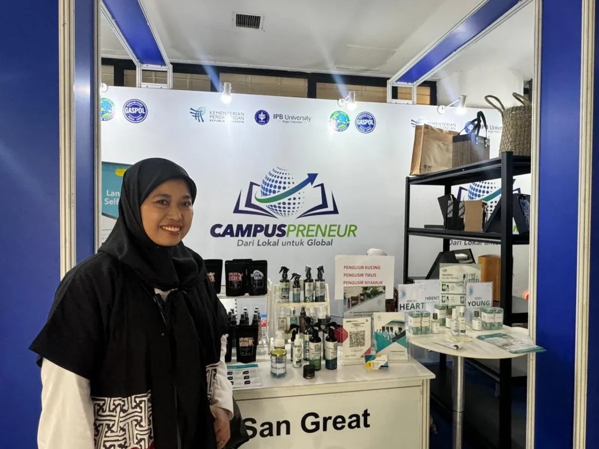 Stan SanGreat Natural Indonesia di Campuspreneur Expo 2026 IPB University menampilkan produk pengendali hama berbahan alami seperti gel dan semprotan untuk pasar lokal dan ekspor. (Posnews/Ist)
