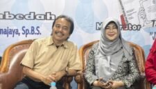 Roy Suryo dan dr Tifa menjalani proses pelimpahan tahap II dari Polda Metro Jaya ke Kejaksaan Negeri Jakarta Selatan dalam kasus tudingan ijazah Presiden Joko Widodo. (Posnews/Instagram)