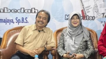 Roy Suryo dan dr Tifa menjalani proses pelimpahan tahap II dari Polda Metro Jaya ke Kejaksaan Negeri Jakarta Selatan dalam kasus tudingan ijazah Presiden Joko Widodo. (Posnews/Instagram)