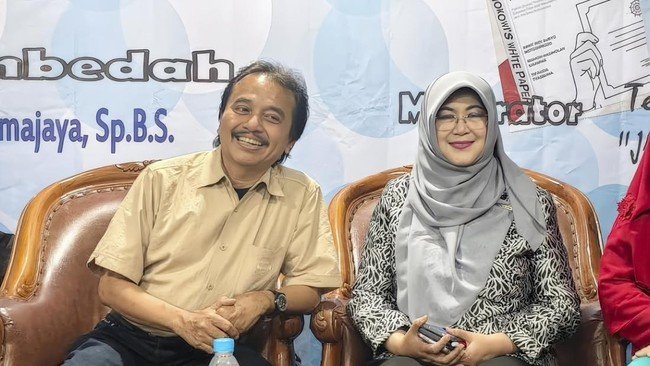 Roy Suryo dan dr Tifa menjalani proses pelimpahan tahap II dari Polda Metro Jaya ke Kejaksaan Negeri Jakarta Selatan dalam kasus tudingan ijazah Presiden Joko Widodo. (Posnews/Instagram)