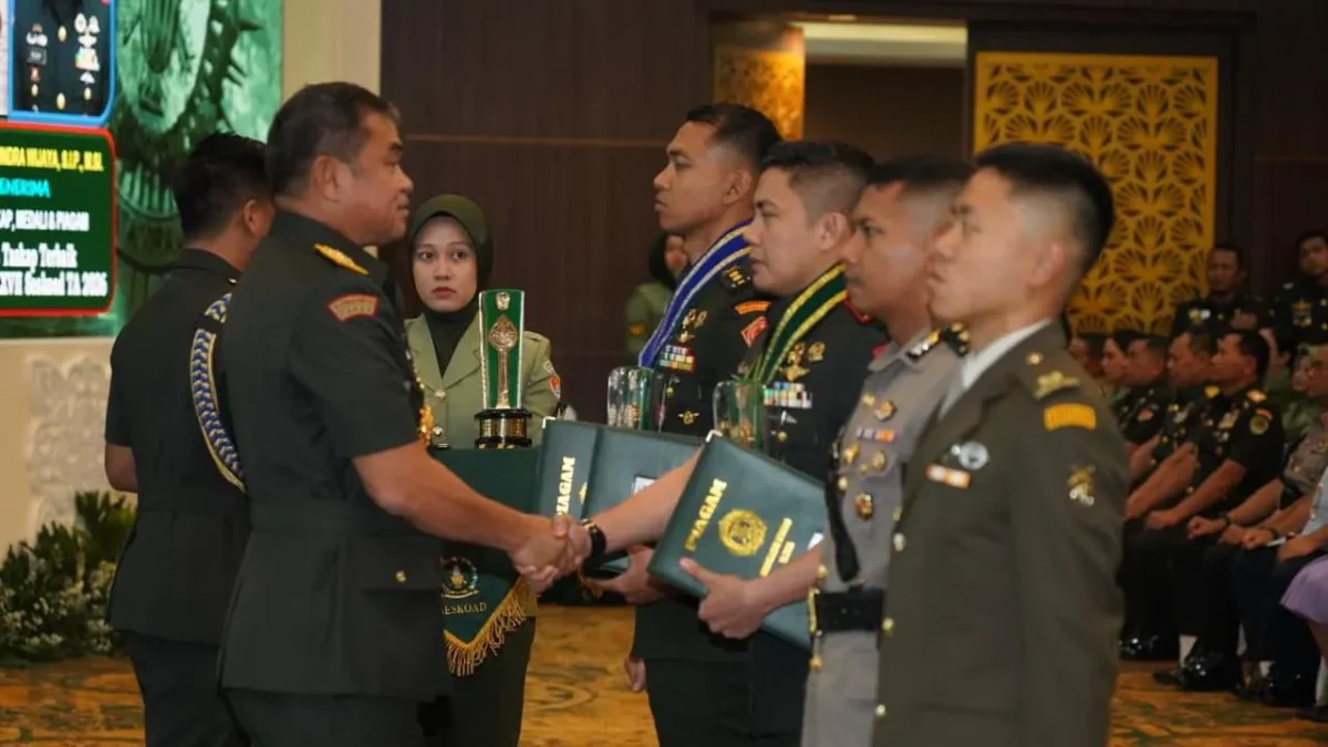 Sekretaris Kabinet Letkol Inf Teddy Indra Wijaya menerima penghargaan penulis Taskap terbaik pada penutupan Dikreg LXVII Seskoad Tahun Anggaran 2026 di Bandung. (Posnews/Ist)
