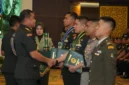 Sekretaris Kabinet Letkol Inf Teddy Indra Wijaya menerima penghargaan penulis Taskap terbaik pada penutupan Dikreg LXVII Seskoad Tahun Anggaran 2026 di Bandung. (Posnews/Ist)
