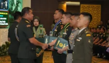 Sekretaris Kabinet Letkol Inf Teddy Indra Wijaya menerima penghargaan penulis Taskap terbaik pada penutupan Dikreg LXVII Seskoad Tahun Anggaran 2026 di Bandung. (Posnews/Ist)
