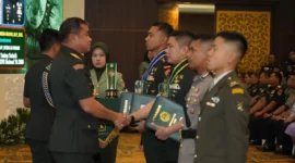 Sekretaris Kabinet Letkol Inf Teddy Indra Wijaya menerima penghargaan penulis Taskap terbaik pada penutupan Dikreg LXVII Seskoad Tahun Anggaran 2026 di Bandung. (Posnews/Ist)
