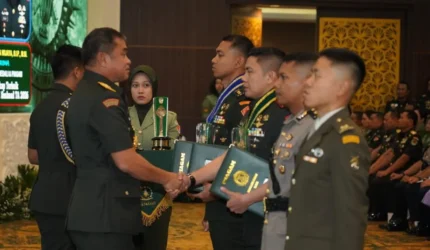 Sekretaris Kabinet Letkol Inf Teddy Indra Wijaya menerima penghargaan penulis Taskap terbaik pada penutupan Dikreg LXVII Seskoad Tahun Anggaran 2026 di Bandung.