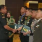 Sekretaris Kabinet Letkol Inf Teddy Indra Wijaya menerima penghargaan penulis Taskap terbaik pada penutupan Dikreg LXVII Seskoad Tahun Anggaran 2026 di Bandung. (Posnews/Ist)
