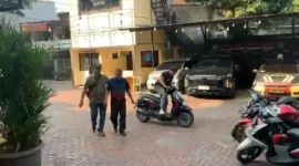 Petugas Polsek Tambora mengamankan sekuriti supermarket yang mencuri sembako senilai Rp70 juta dan menggunakan hasilnya untuk judi online. (Posnews/Ist)