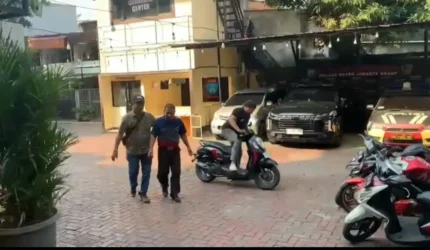 Petugas Polsek Tambora mengamankan sekuriti supermarket yang mencuri sembako senilai Rp70 juta dan menggunakan hasilnya untuk judi online.
