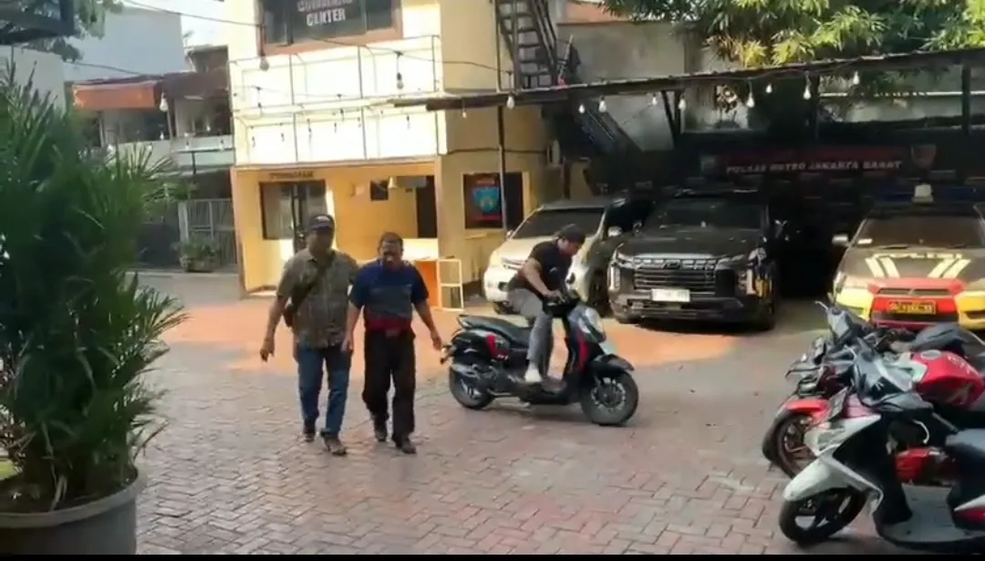 Petugas Polsek Tambora mengamankan sekuriti supermarket yang mencuri sembako senilai Rp70 juta dan menggunakan hasilnya untuk judi online. (Posnews/Ist)