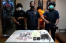 Petugas Ditresnarkoba Polda Metro Jaya menunjukkan barang bukti sabu, tembakau sintetis, dan stiker yang digunakan sebagai kode lokasi tempel narkoba di Cipayung, Jakarta Timur. (Posnews/Ist)