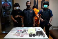 Petugas Ditresnarkoba Polda Metro Jaya menunjukkan barang bukti sabu, tembakau sintetis, dan stiker yang digunakan sebagai kode lokasi tempel narkoba di Cipayung, Jakarta Timur. (Posnews/Ist)