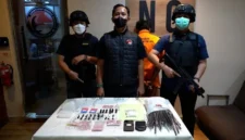 Petugas Ditresnarkoba Polda Metro Jaya menunjukkan barang bukti sabu, tembakau sintetis, dan stiker yang digunakan sebagai kode lokasi tempel narkoba di Cipayung, Jakarta Timur. (Posnews/Ist)