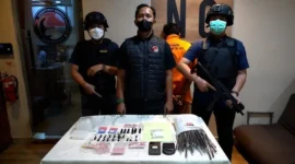 Petugas Ditresnarkoba Polda Metro Jaya menunjukkan barang bukti sabu, tembakau sintetis, dan stiker yang digunakan sebagai kode lokasi tempel narkoba di Cipayung, Jakarta Timur. (Posnews/Ist)