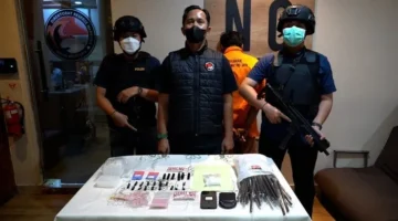 Petugas Ditresnarkoba Polda Metro Jaya menunjukkan barang bukti sabu, tembakau sintetis, dan stiker yang digunakan sebagai kode lokasi tempel narkoba di Cipayung, Jakarta Timur. (Posnews/Ist)
