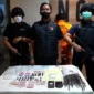 Petugas Ditresnarkoba Polda Metro Jaya menunjukkan barang bukti sabu, tembakau sintetis, dan stiker yang digunakan sebagai kode lokasi tempel narkoba di Cipayung, Jakarta Timur. (Posnews/Ist)