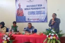 Staf Khusus Menteri HAM Thomas Harming Suwarta memberikan sosialisasi penguatan kapasitas HAM kepada masyarakat desa di Manggarai Raya, Nusa Tenggara Timur. (Posnews/Ist)