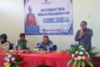 Staf Khusus Menteri HAM Thomas Harming Suwarta memberikan sosialisasi penguatan kapasitas HAM kepada masyarakat desa di Manggarai Raya, Nusa Tenggara Timur. (Posnews/Ist)