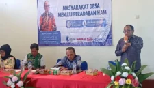 Staf Khusus Menteri HAM Thomas Harming Suwarta memberikan sosialisasi penguatan kapasitas HAM kepada masyarakat desa di Manggarai Raya, Nusa Tenggara Timur. (Posnews/Ist)