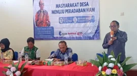 Staf Khusus Menteri HAM Thomas Harming Suwarta memberikan sosialisasi penguatan kapasitas HAM kepada masyarakat desa di Manggarai Raya, Nusa Tenggara Timur. (Posnews/Ist)