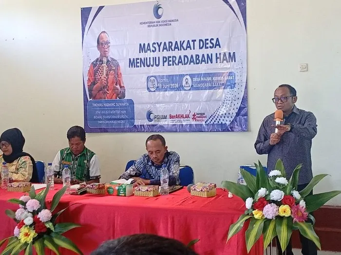 Staf Khusus Menteri HAM Thomas Harming Suwarta memberikan sosialisasi penguatan kapasitas HAM kepada masyarakat desa di Manggarai Raya, Nusa Tenggara Timur. (Posnews/Ist)