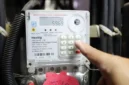 Ilustrasi pelanggan menggunakan aplikasi PLN Mobile untuk mendapatkan promo diskon tambah daya listrik 50 persen dalam program HUT ke-499 Jakarta tahun 2026. (Posnews/Ist)