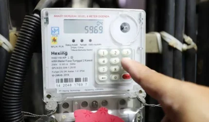 Ilustrasi pelanggan menggunakan aplikasi PLN Mobile untuk mendapatkan promo diskon tambah daya listrik 50 persen dalam program HUT ke-499 Jakarta tahun 2026.