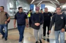 Frans Antony mengenakan topi, pengendali keuangan jaringan narkoba Fredy Pratama, tiba di Jakarta usai ditangkap aparat di Malaysia dan langsung menjalani pemeriksaan di Bareskrim Polri. (Posnews/Ist)
