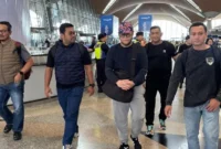 Frans Antony mengenakan topi, pengendali keuangan jaringan narkoba Fredy Pratama, tiba di Jakarta usai ditangkap aparat di Malaysia dan langsung menjalani pemeriksaan di Bareskrim Polri. (Posnews/Ist)