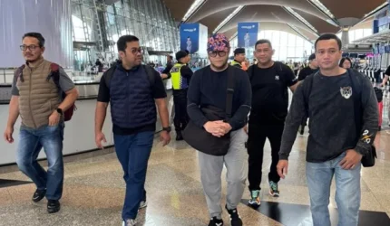 Frans Antony mengenakan topi, pengendali keuangan jaringan narkoba Fredy Pratama, tiba di Jakarta usai ditangkap aparat di Malaysia dan langsung menjalani pemeriksaan di Bareskrim Polri.