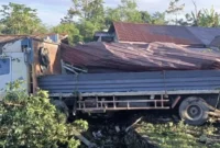 Kondisi lokasi kecelakaan beruntun truk tronton diduga rem blong di Jalan Sidikalang, Dairi, Sumatera Utara, yang menewaskan dua anak setelah menabrak empat kendaraan. (Posnews/Ist)