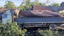 Kondisi lokasi kecelakaan beruntun truk tronton diduga rem blong di Jalan Sidikalang, Dairi, Sumatera Utara, yang menewaskan dua anak setelah menabrak empat kendaraan. (Posnews/Ist)