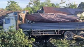 Kondisi lokasi kecelakaan beruntun truk tronton diduga rem blong di Jalan Sidikalang, Dairi, Sumatera Utara, yang menewaskan dua anak setelah menabrak empat kendaraan. (Posnews/Ist)