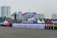 Gubernur DKI Jakarta Pramono Anung memimpin upacara HUT ke-499 Jakarta di Monumen Nasional (Monas) dengan latar defile OPD dan pertunjukan budaya Betawi. (Posnews/Ist)
