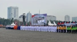 Gubernur DKI Jakarta Pramono Anung memimpin upacara HUT ke-499 Jakarta di Monumen Nasional (Monas) dengan latar defile OPD dan pertunjukan budaya Betawi. (Posnews/Ist)
