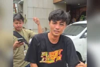 Petugas Polres Metro Jakarta Selatan mengamankan lokasi penyekapan karyawan padel yang diduga dianiaya selama dua hari akibat tuduhan mencuri raket. (Posnews/ist)
