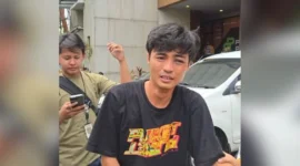 Petugas Polres Metro Jakarta Selatan mengamankan lokasi penyekapan karyawan padel yang diduga dianiaya selama dua hari akibat tuduhan mencuri raket. (Posnews/ist)
