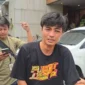 Petugas Polres Metro Jakarta Selatan mengamankan lokasi penyekapan karyawan padel yang diduga dianiaya selama dua hari akibat tuduhan mencuri raket. (Posnews/ist)
