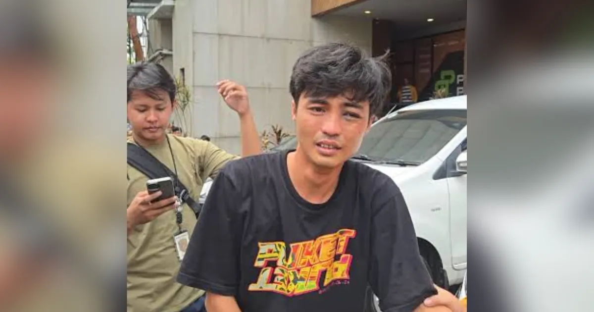 Petugas Polres Metro Jakarta Selatan mengamankan lokasi penyekapan karyawan padel yang diduga dianiaya selama dua hari akibat tuduhan mencuri raket. (Posnews/ist)

