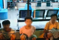Petugas Brimob Polda Metro Jaya mengamankan tiga pria yang diduga membawa sabu saat patroli malam di kawasan Warakas, Jakarta Utara, Jumat 5 Juni 2026. (Posnews/Ist)