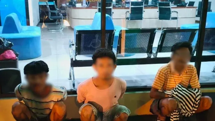 Petugas Brimob Polda Metro Jaya mengamankan tiga pria yang diduga membawa sabu saat patroli malam di kawasan Warakas, Jakarta Utara, Jumat 5 Juni 2026. (Posnews/Ist)