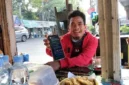 Rasito (35), korban penipuan rental mobil fiktif menunjukkan bukti transfer Rp3 juta setelah mobil yang dipesan melalui Facebook tidak pernah dikirim di Tanjung Priok Jakarta Utara. (Posnews/MR)