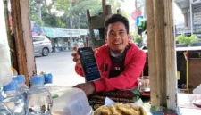 Rasito (35), korban penipuan rental mobil fiktif menunjukkan bukti transfer Rp3 juta setelah mobil yang dipesan melalui Facebook tidak pernah dikirim di Tanjung Priok Jakarta Utara. (Posnews/MR)