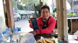 Rasito (35), korban penipuan rental mobil fiktif menunjukkan bukti transfer Rp3 juta setelah mobil yang dipesan melalui Facebook tidak pernah dikirim di Tanjung Priok Jakarta Utara. (Posnews/MR)
