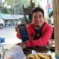 Rasito (35), korban penipuan rental mobil fiktif menunjukkan bukti transfer Rp3 juta setelah mobil yang dipesan melalui Facebook tidak pernah dikirim di Tanjung Priok Jakarta Utara. (Posnews/MR)