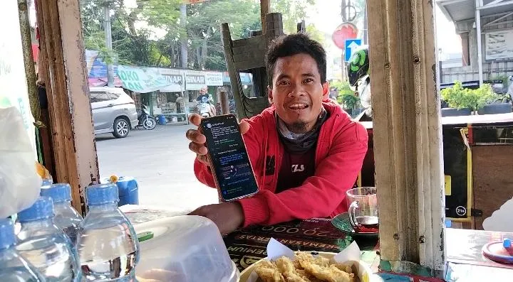 Rasito (35), korban penipuan rental mobil fiktif menunjukkan bukti transfer Rp3 juta setelah mobil yang dipesan melalui Facebook tidak pernah dikirim di Tanjung Priok Jakarta Utara. (Posnews/MR)