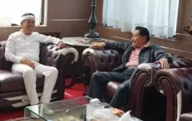 Gubernur Jawa Barat Dedi Mulyadi berbincang dengan AM Hendropriyono di kediamannya di Senayan, Jakarta Selatan.